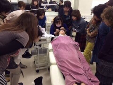 【武庫川】≪社会保険完備♪≫≪実働8h♪≫未経験OK♪研修中もお給料あり♪アイリストの仕事はもちろん、美容師の仕事も手伝うことが可能★地域密着型のトータルビューティーサロン“Sakohana Hair&Beauty（サコハナヘアーアンドビューティー））”からアイデザイナーの求人☆