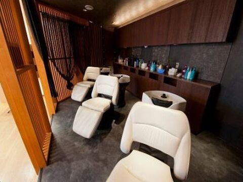 【JR八尾駅】スタイリスト中心のサロンなので、平均退社は20:30★余計な残業はありません！幅広い年齢層の方から支持されている地域密着型サロンhair atelier alfred (ヘアーアトリエ アルフレッド)からスタイリスト(美容師)の求人☆★