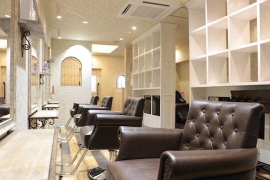 【大手門】≪社会保険完備≫≪月給18万円スタート≫≪デビューまで最短1年半！≫マンツーマンで技術を学びスタイリストを目指しましょう！！薬剤知識も学べる温かい雰囲気のヘアサロン「Hair Make I’KS（ヘアメイクイックス）」からアシスタント（美容師）の求人☆☆