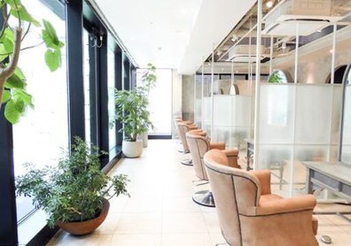 【栄】≪月10日休みOK≫≪48〜50万円の最低保証給あり≫≪入客チャンスあり≫月10日以上のお休みや時短勤務も相談OK！年間124日休みのためプライベート充実！「THOiRY栄（ソワリーサカエ）」からスタイリスト（美容師）の求人★☆