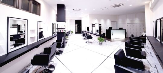 【鳳】≪社会保険完備≫≪完全週休2日制≫≪住宅手当あり≫大人気のトータルビューティサロン！充実の教育体制はもちろん、条件面も年々良くなり美容師として長く活躍出来る環境！スタッフを大切にし、将来を一緒に考えてくれる会社です！「Apa Kabar 鳳店（アパカバールオオトリテン）」からアシスタント（美容師）の求人☆★