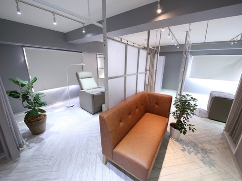 【梅田】≪サロンワーク経験1年以上ある方の募集≫≪正社員または業務委託選択可能≫≪最低保障給あり≫≪土日休み月1回OK≫≪髪色自由・ネイルOK≫≪メンズ集客もあり≫落ち着いた雰囲気の店内で丁寧な接客がしたい方必見！働きやすい環境でプライベートも充実！「THREE EYE（スリーアイ）」からアイリスト（まつげエクステ・まつげパーマ・アイブロウ）の求人☆☆