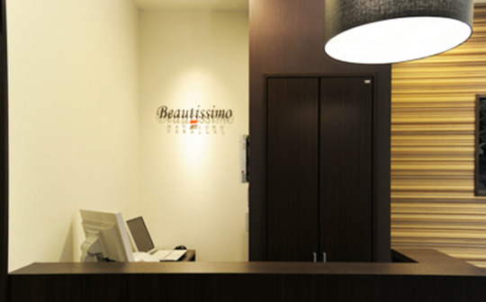 【平野】≪社会保険完備≫≪完全週休2日制≫≪月給30万円≫来年出店予定の為、スタッフ募集中！店長・幹部を目指していきたい方も歓迎！ヘアだけでなくネイルやアイラッシュも提供するトータルビューティサロン「MOSH HAIR（モッシュヘアー）」からスタイリスト（美容師）の求人☆★