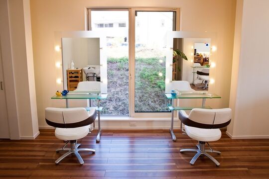 【小野原】北摂エリアの中でも注目のお洒落住宅街にある隠れ家サロン「Leaf Hair」からスタイリスト（美容師）の求人！本当の家族の様に接してくれるとってもアットホームな環境で働けますよ☆★☆