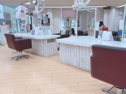 【朝倉街道】★★引っ越し準備金10万円★★≪社会保険完備・完全週休二日制・住宅手当あり≫退勤時間は18:00ごろ！！ブリーチ、縮毛矯正、ヘアカラーによる髪質改善に力を入れます。「美容室メデューサ 朝倉街道店（ビヨウシツメデューサアサクラガイドウテン）」からスタイリスト（美容師）の求人☆★☆