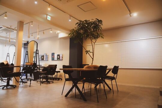 【西宮北口】≪月給24万円〜≫＜遅くとも20時には退勤可能＞＜完全週休2日制＞正社員と業務委託を選択可能！ご自身のライフスタイルに合わせて働けます！カラーが大人気！「flag（フラッグ）」からスタイリスト（美容師）の求人★☆