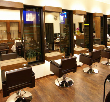 【川西能勢口】≪パートは土日休みOK！≫≪19時過ぎに退勤可能！≫≪社会保険完備≫入客チャンスアリ！撮影などクリエイティブなことにも関われる！地域密着型のサロン「OOPS hair design（ウープス ヘア デザイン）」からスタイリスト（美容師）の求人★☆