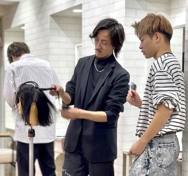 【阪急箕面駅】≪月給50万円以上が目指せる！≫≪月8日休み≫≪土日休みOK≫≪休憩あり（外出OK）≫≪社会保険完備≫≪人気システムトリートメントを使用した髪質改善推し≫≪客単価1万円越えの高単価サロン≫≪客層20代30代がメイン≫スタッフ想いの環境！給与体制がキャリアに応じて変動します！「Sida 箕面店（シダミノオテン）」からスタイリスト（美容師）の求人★☆