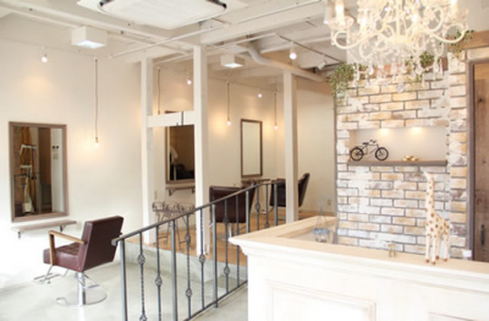 【京都駅】≪月収35万円以上も可能≫≪平均客単価1万円以上≫≪フリー40％／指名46％還元≫≪税込還元≫≪完全マンツーマン≫数をこなさなくても稼げる高単価の委託サロン！！あなたにあった働き方が選べる◎最低保障給制度もあり！「Coccolo by Ex-grace京都七条（コッコロバイエクスグレイスキョウトシチジョウ）」からスタイリスト（美容師）の求人★☆