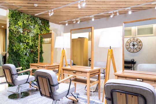 【天神】≪離職率5％以下・平均月収40万円～・最低保障給あり・20代のお客様が多い・入客チャンスあり・業務委託or正社員の選択OK・インボイス対策済≫平均売上月100万以上のスタッフも在籍！土日祝のお休みも相談可能なので働きやすさバッチリ！！自分の時間を大切にできて長くお仕事できるヘアサロン「TIGRE tenjin（ティグルテンジン）」からスタイリスト（美容師）の求人☆★☆