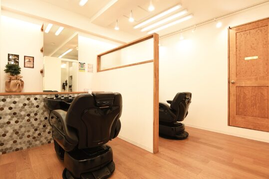 【新開地】≪技術者・日当13200円保証≫≪早くて19時、遅くて20時に退勤≫≪月20〜25日出勤の選択制≫≪社保あり正社員と業務委託あり≫上の方の面倒見がよいので安心！若い方からベテランさんまで幅広い世代が活躍する「日本理容 兵庫店（ニホンリヨウヒョウゴテン）」から理容師（理容室）の求人★☆