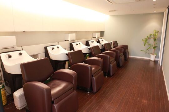 【学園都市】≪社会保険完備！≫≪20時には退勤可能≫≪社内アカデミーでの営業時間内レッスン≫働きやすい抜群の待遇が人気の地域密着サロン！スタッフ同士も仲がいいので毎日楽しくはたらけますよ「aimer（エメ）」からアシスタント（美容師）の求人☆★☆