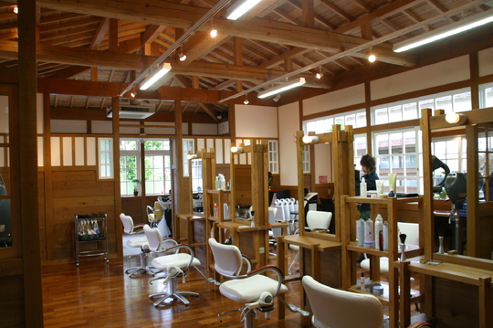 【尾張一宮】◆社会保険完備・完全週休2日制・産休育休取得実績あり・寮あり◆社内で幅広いスキル習得ができる企業型サロンです！あなたの好きを応援！美容師としての人生を楽しめる「TJ天気予報 Part9 末広店（ティージェーテンキヨホウパートナインスエヒロテン）」からアシスタント（美容師）の求人☆★