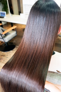 【梅田】≪完全マンツーマンでの入客≫≪カットカラー2時間枠≫≪月8,9日休み≫≪土日休み可能≫≪社会保険完備≫平均客単価17000円ほどの髪質改善特化高単価サロン！1日3,4名の入客で月100万円の売上を作れる環境！数をこなさなくても稼いでいける為長く美容師として働いていけますよ！「Jewel Box 東梅田店（ジュエルボックスヒガシウメダテン）」からスタイリスト（美容師）の求人★☆