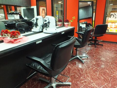 【南森町】≪月給18万円〜≫≪休みの相談OK≫≪未経験・通信生OK≫地域密着で幅広いお客様が来店される個性的なヘアサロン★経験豊富なオーナーさんが幅広い技術を指導！最短2年のスタイリストデビューを目指します！Z-ZONE（ゼットゾーン）からアシスタント（美容師）の求人★☆