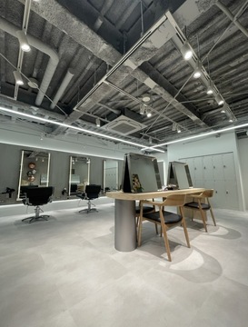 【松戸】≪完全週休2日制≫≪社会保険完備≫≪土日休み取得可能≫大人気トリートメントでの髪質改善や韓国ヘアーが人気のサロン！抜群の集客力かつ好待遇！がっつり働きたい方にオススメ！ライフスタイルに合わせた自由出勤もOKです！「SUI 松戸（スイマツド）」からスタイリスト（美容師）の求人★☆