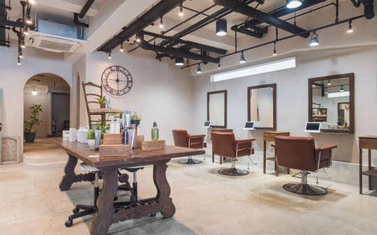 【塚口】≪完全週休2日制≫≪有給休暇あり≫≪18時に退勤可能≫≪社会保険完備≫女性が働きやすい環境をたくさん用意しています。強制無し自分のペースで無理な句レッスンを進めれる環境が人気！「ulu（ウル）」からアシスタント（美容師）の求人☆☆