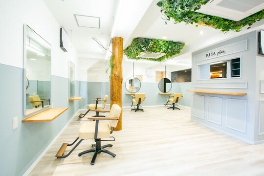 【西新駅】≪月休8,9日・18:00退勤あり・社会保険完備≫長くお仕事できるように月に1度面談をしてスタッフ一人ひとりの話を聞き、一緒に成長しています。それぞれに合ったレッスン環境を創り、自信をつけることができる実力派サロン「RISA plan（リサプラン）」からアシスタント（美容師）の求人☆★