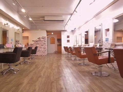 【太田】≪月給20万円〜≫≪社会保険あり≫≪月8,9日休み≫コミュニケーションカウンセリングを大事にしています。丁寧にひとりひとりのお客様に関われる完全予約制サロン「votre alamode（ヴォートルアラモード）」からスタイリスト（美容師）の求人☆☆