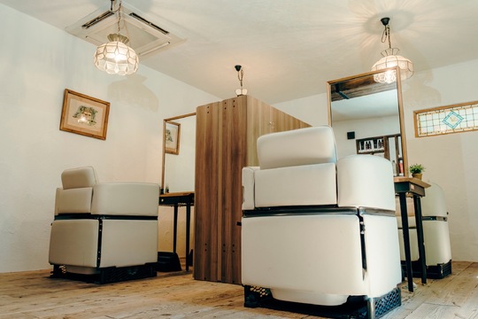 【地下鉄平野駅】≪月給23万円≫≪完全週休2日制&有給休暇完全消化≫≪住宅手当あり≫≪ 最短2年でデビュー≫≪ 社会保険完備≫安心して長く勤務出来る環境！！イギリスのコッツウォルズをモチーフに上質な癒しの空間でリラックスできるワンランク上の人気ヘアサロンです！「RIVER-NO 平野店（リバーノヒラノテン）」からアシスタント（美容師）の求人☆★