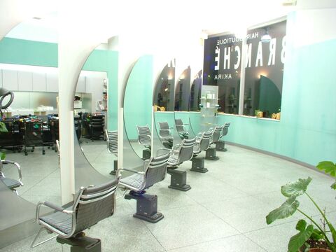 【朝霧】≪社会保険完備≫18時半完全退社！美容師のライフスタイルをもっと自由に！≪2種類のお休みを選択して働けます！≫≪平均退社18時半♪≫≪パートさんは日曜定休！≫レッスンは週2回で、遅くまで残る事もなくプライベートも充実できる環境が人気！“akira 朝霧店（アキラアサギリテン）”からスタイリスト（美容師）の求人☆★