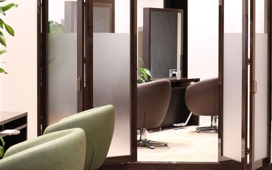 【鳥飼】≪月休8,9日・18:00退勤あり・社会保険完備≫長くお仕事できるように月に1度面談をしてスタッフ一人ひとりの話を聞き、一緒に成長しています。それぞれに合ったレッスン環境を創り、自信をつけることができる実力派サロン「RISA granche（リサグランシェ）」からアシスタント（美容師）の求人☆★