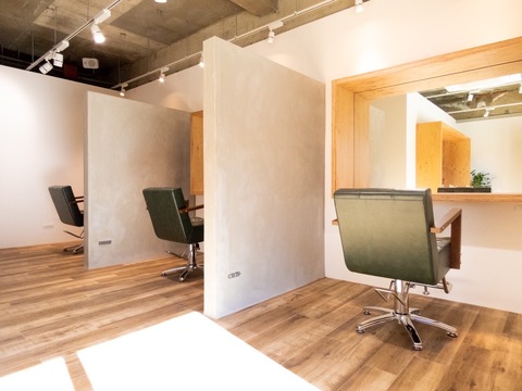 【石橋阪大前】≪完全週休2日制≫≪月給30万円以上も可能≫≪20時頃に退勤可能≫半個室、マンツーマンでの接客で一人ひとりのお客さまを大事に働けるプライベートサロン！ハイトーンカラー、髪質改善など人気メニューも多数あります！「Hollow（ハロー）」スタイリスト（美容師）の求人☆☆