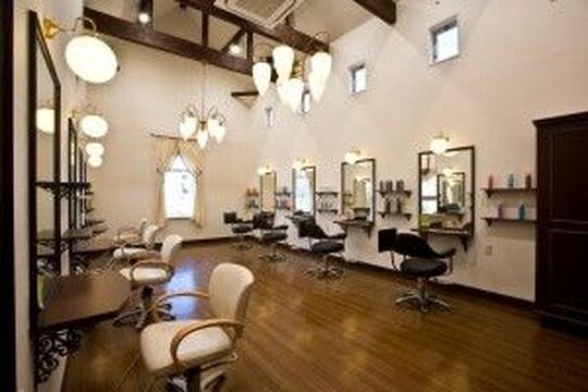 【日進駅】≪社会保険完備≫≪営業中レッスンOK≫≪充実した教育制度≫社会保障完備で生涯を通して永く働ける環境！充実した教育体制で、美容師として成長させてくれるサロン「Hair&Beauty B’s amor 日進店（ヘアーアンドビューティービーズアモールニッシンテン）」からアシスタント（美容師）の求人☆★