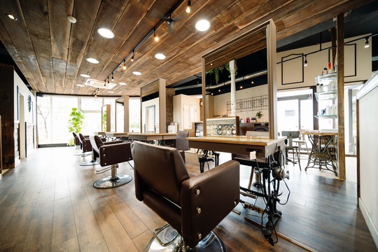 【香椎浜イオン前】≪月給24万円・社会保険アリ・家族手当アリ≫ネイリスト・アイリストも在籍しトータルビューティーでお客様の美を徹底サポート♪海が見えるロケーションの「CONTENA Hair&Relax（コンテナ ヘアーアンドリラックス）」からスタイリスト（美容師）の求人☆★