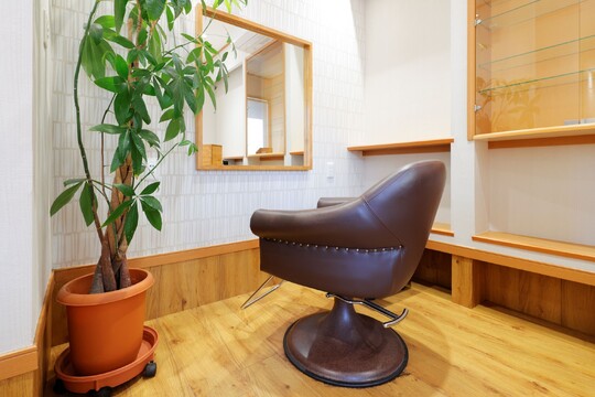 【西新井】≪土日祝休みOK≫≪20時までに退勤可能≫≪マンツーマン施術≫大人女性に人気の髪質改善特化サロン！プライベートを充実させながらも、やりがいの感じられる環境です！「hair shape（ヘアーシェイプ）」からスタイリスト（美容師）の求人☆☆