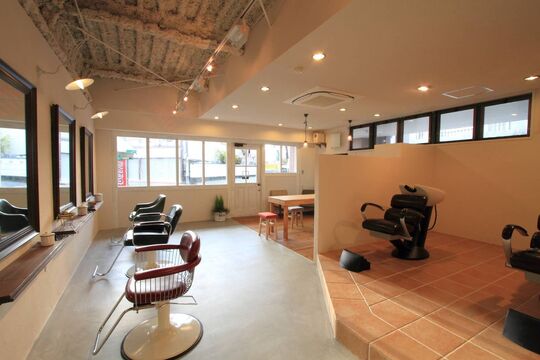 【千代田】≪社会保険完備≫≪20時退勤可能≫福利厚生もしっかりしているので、安心して長く働ける環境です！最先端の技術も常に取り入れているサロン！「trefle hair design（トレフルヘアーデザイン）」からJrスタイリスト（美容師）の求人☆★☆