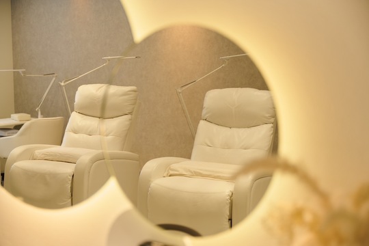 【渋谷】≪パリジェンヌ公式認定サロン≫≪未経験OK≫≪完全週休2日制≫≪社会保険完備≫≪土日休み月2回までOK≫≪髪色自由・ネイルOK≫≪客層20代メイン≫インフルエンサーも来店される人気サロン！「Lapis eyelash and nail 渋谷店（ラピスアイラッシュアンドネイルシブヤテン）」からアイリスト（まつげエクステ・まつげパーマ・アイブロウ）の求人☆☆