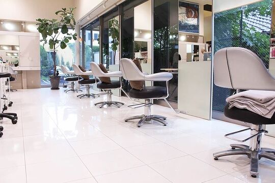 【山口駅】≪社会保険完備≫≪営業中レッスン♪≫着付けや、ブライダルなどサロンワーク以外にも学べる技術がたくさん！強制やノルマなどは無く、自分のペースで学んでいける環境なので、体に無理なくプライベートも充実できるアットホームなお店です♪“New Style aila（ニュー スタイル アイラ）”からアシスタント（美容師）の求人★☆