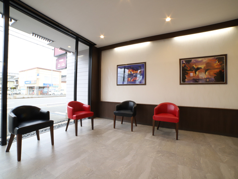 【三ヶ根】◆ベビーシッター費用補助あり・日曜保育費補助あり・最大月12日休み・残業ほぼ無し・社会保険完備◆指名なし・予約なしでプライベートの予定も立てやすい！パートさんの急なお休みにも対応しやすい環境です！幅広い年齢層のスタッフが活躍するファミリーサロン「amu（アミュー）」からスタイリスト（美容師）の求人★☆