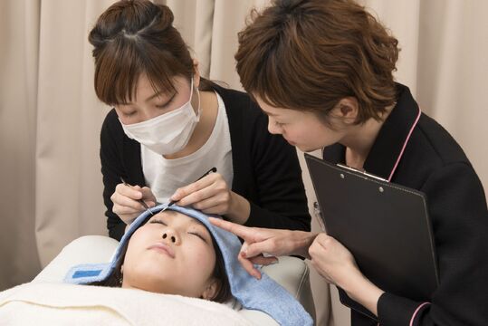 【大丸梅田】≪社会保険完備≫≪自社運営のスクールにて技術習得可能≫≪未経験・新卒生OK≫百貨店などを中心に展開するアイラッシュ＆アイブロウサロン！待遇面も整えて長く働ける環境を整えています！丁寧な研修を設けているので自信をもって入客できます！「Eye Flash 大丸梅田店（アイフラッシュダイマルウメダテン）」からアイリスト（アイデザイナー・まつ毛エクステ）の求人☆☆