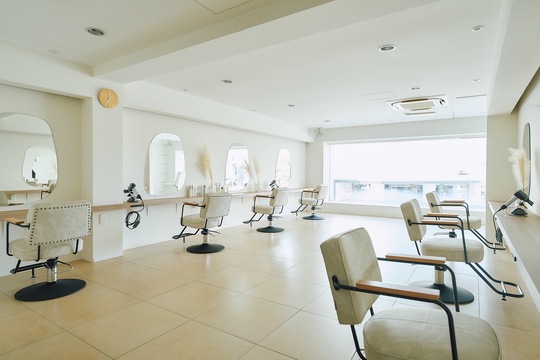 【桂】≪完全週休2日制≫≪月給21万円≫≪社会保険完備≫≪最短1年4ヵ月でデビュー可能≫平均退社時間19時30分頃！営業時間内レッスン可能！アットホームな小規模サロン！「she.（シー）」からアシスタント（美容師）の求人☆★☆