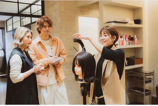 【北花田】≪技術売上40〜％50還元≫≪入客チャンスあり≫スタッフさん同士の人間関係がバツグンで離職率の低さが自慢！フランス老舗カフェの様な佇まいのオシャレサロン!prime（プライム）からスタイリスト（美容師）の求人☆★