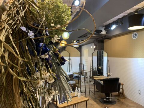 【四条烏丸】≪正社員は完全週休2日≫≪有給休暇あり≫≪20時台に退勤可能≫スタッフさんそれぞれに合わせた幅広い働き方が可能！！営業時間内レッスンOKで、最短2年でデビューが叶います！こだわりのインテリアがおしゃれなトレンドサロン「neutral public（ニュートラルパブリック）」からアシスタント（美容師）の求人★☆