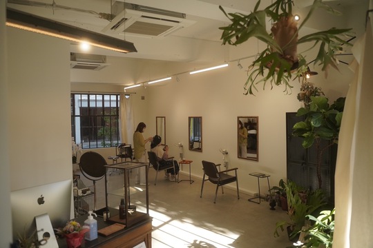 【北田辺】≪最短2年でデビュー可能！≫≪土日休みOK≫≪客単価が1万円以上≫不安な技術は、営業時間内と時間外にレッスン可能！30～50代の女性を中心に、縮毛矯正やグレーカラーのメニューが人気！「NASARI（ナザリ）」からアシスタント（美容室）の求人★☆