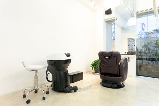 【真美ヶ丘】≪土日休み相談OK≫≪19時迄に退勤可能≫≪交通費全額支給≫夜遅くまで残る必要なし！プライベートの時間もしっかり確保できます！大人女性向けのプライベートサロン！「Yutaka Hair 真美ヶ丘店（ユタカヘアーマミガオカテン）」からスタイリスト（美容師）の求人☆★