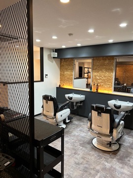 【福大前駅】≪月給35万円スタート・駐車場完備・働き方の選択可能・入客チャンスあり・20時迄の退勤OK・20代が多い≫正社員もOKなので安定してお仕事したい方にもオススメ！！歩合の還元率は高めに設定しているので高収入を狙えます！最低保証があるので初めての業務委託サロンでも安心してお仕事できるフェードカットが大人気の「BABE（ベイブ）」からスタイリスト（理容師）の求人☆★