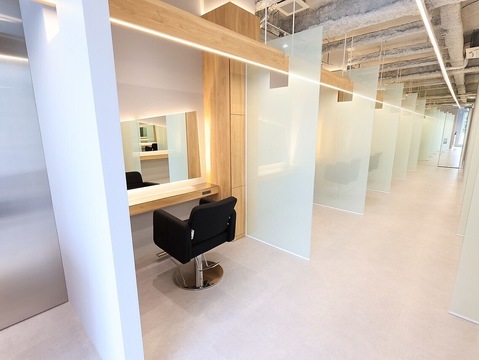 【所沢駅】≪完全週休2日制≫≪土日祝休みOK≫≪社会保険完備≫≪20時までに退勤可能≫お休みの取得でき、しっかり稼げる環境！デザインカラーや髪質改善など様々な技術が学べるサロン！「kusyu... 所沢西口店プロぺ通り（クシュトコロザワニシグチプロぺドオリ）」からアシスタント（美容師）の求人☆☆