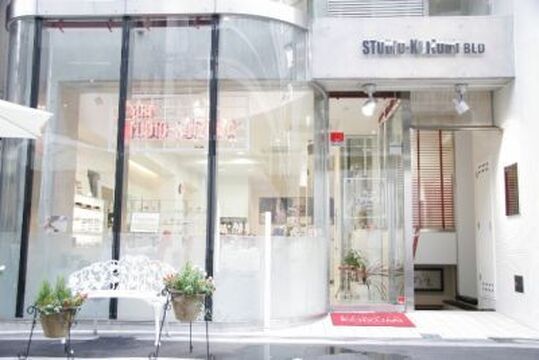 【心斎橋】経験の浅い方もOK！有名人や芸能人のカットやセットも行う、スゴ腕オーナーさんの下で勉強してみませんか 今後もますます大きくなるクリエイティブサロン「STUDIO-KOIZUMI（スタジオコイズミ）」からアシスタント（美容師）の求人☆★