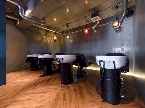 【表参道】≪賞与あり≫≪完全週休2日制≫≪高単価≫≪社会保険完備≫≪デビューまで2年以内≫髪質改善や縮毛矯正に定評アリ！美しい髪を保ちながらトレンドのスタイルのお客さんに提供しています。平均単価1万円超えの高単価でしっかりと稼ぐことのできる環境です！「ANDREY（アンドレイ）」からアシスタント（美容師）の求人☆★