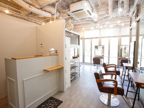 【東梅田】≪社会保険完備≫≪正社員・業務委託から選択OK≫スタイリストオンリーで完全マンツーマン施術！お休みや勤務時間も相談OK、働きやすいサロン環境です！「Apiuz Hair 梅田（アピューズヘアーウメダ）」からスタイリスト（美容師）の求人☆★