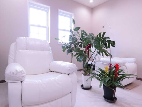 【茶屋町】≪日曜定休あり≫≪正社員・パートの募集≫≪19:30までには退勤可能≫≪業務委託へ移行可能≫カフェ風のお洒落な店内！プライベートもお仕事も充実させたい方必見！「LAVLESS LX（ラブレスルクス）」からアイリスト（アイデザイナー・まつげエクステ）の求人☆☆