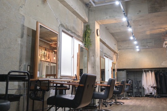 【京都市役所前】≪抜群の集客力で即入客可！≫≪1日のMax施術人数3名≫≪客単価1万円以上≫≪土日休みOK≫カットカラーの施術時間は2時間以上！デザインカラー比率が高い人気サロン「JESTER（ジェスター）」からスタイリスト（美容師）の求人☆☆