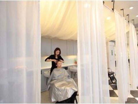 【河原町】≪月8,9日休み≫≪月給20万円〜≫≪社会保険完備≫≪営業時間内レッスン可能≫最短1年3カ月でスタイリストデビュー可能！メイクや着付けも学べる環境あり！「GUICHES 京都店（ギッシュキョウトテン）」からアシスタント（美容師）の求人★☆