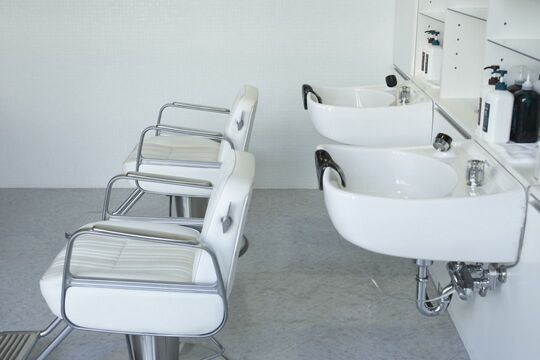 【心斎橋】≪月7,8日休み≫≪社会保険完備≫≪有給休暇あり≫CMや雑誌の撮影、ファッションショー、ヘアメイクに興味がある方必見◎幅広い年齢のお客様が来られるサロン！「TAXI（タクシー）」からスタイリスト（美容師）の求人☆★