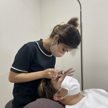 【高槻駅】未経験から研修OK！≪完全週休2日制・土日祝休み月1回OK・髪色自由・ネイルOK・実働8時間・社会保険完備・20時までに退勤可能・モデル集めサポートあり・研修中もお給料あり≫未経験スタートで大活躍のスタッフ多数在籍！「2025年9月頃、高槻駅付近にオープン予定のメンズアイブロウサロン」からアイブロウリストの求人★☆